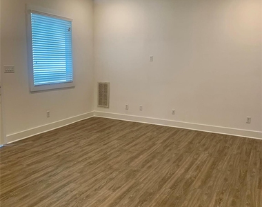 10209 Las Nubes Avenue - Photo Thumbnail 7