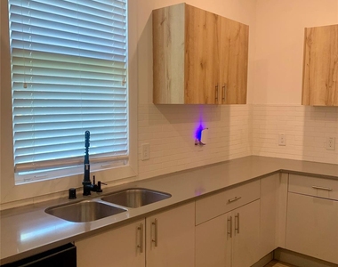 10209 Las Nubes Avenue - Photo Thumbnail 4