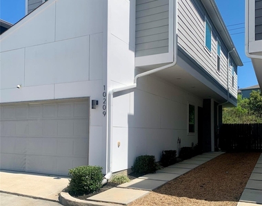 10209 Las Nubes Avenue - Photo Thumbnail 1