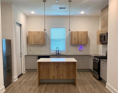 10209 Las Nubes Avenue - Photo Thumbnail 2