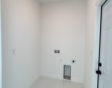 1422 Highland Avenue - Photo Thumbnail 10