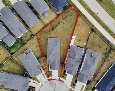 804 Lake Lacosta Drive - Photo Thumbnail 5