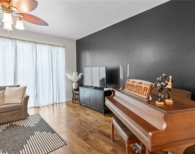 941 Hampton Circle - Photo Thumbnail 14