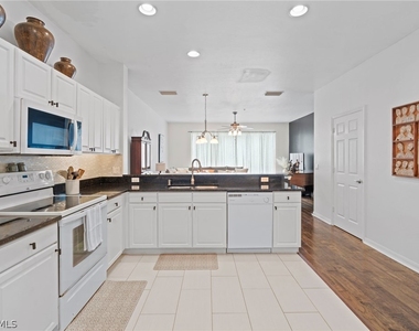 941 Hampton Circle - Photo Thumbnail 6