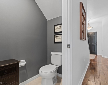 941 Hampton Circle - Photo Thumbnail 17