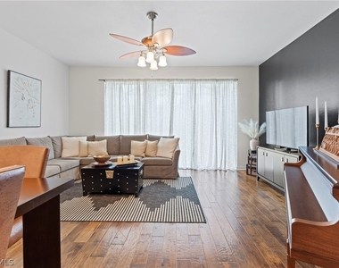 941 Hampton Circle - Photo Thumbnail 11