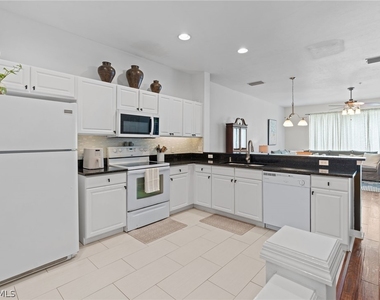941 Hampton Circle - Photo Thumbnail 3