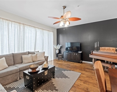 941 Hampton Circle - Photo Thumbnail 9