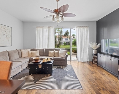 941 Hampton Circle - Photo Thumbnail 7