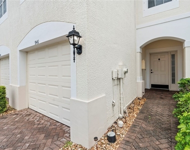 941 Hampton Circle - Photo Thumbnail 5