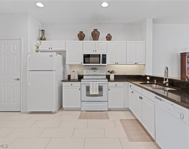 941 Hampton Circle - Photo Thumbnail 13
