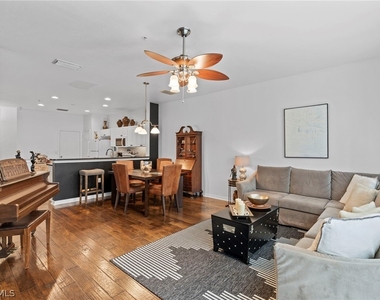 941 Hampton Circle - Photo Thumbnail 15