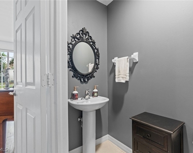 941 Hampton Circle - Photo Thumbnail 16