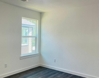 8414 Sandra St - Photo Thumbnail 6