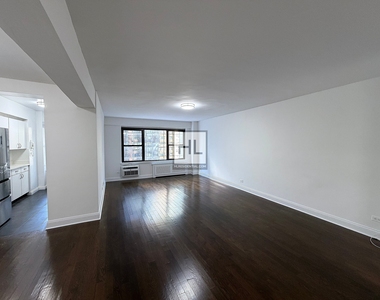 East 57th Street - Photo Thumbnail 2