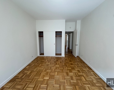 East 55 Street - Photo Thumbnail 4