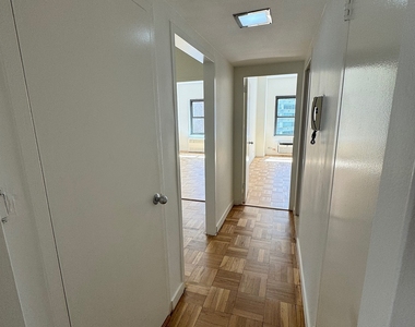 East 55 Street - Photo Thumbnail 8