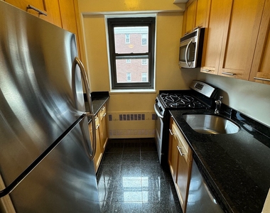 East 55 Street - Photo Thumbnail 7