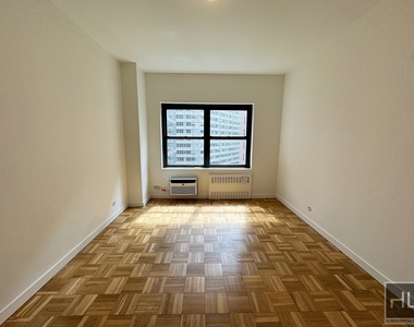 East 55 Street - Photo Thumbnail 2