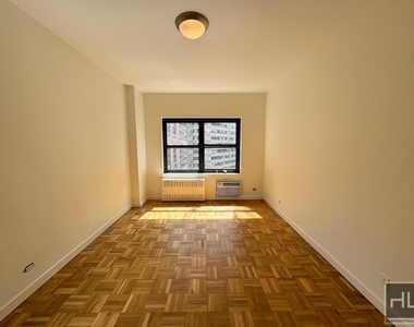 East 55 Street - Photo Thumbnail 3