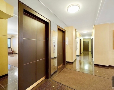 East 55 Street - Photo Thumbnail 11