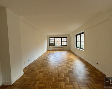 East 55 Street - Photo Thumbnail 1