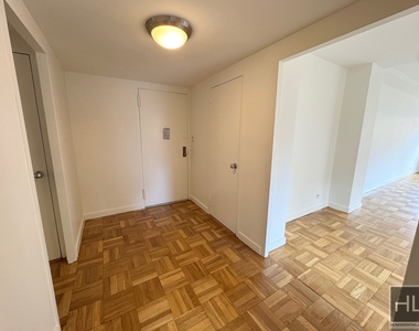 East 55 Street - Photo Thumbnail 6
