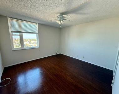 255 Dolphin Point - Photo Thumbnail 14