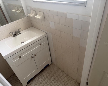 2105 Sw 38th Court - Photo Thumbnail 2