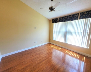 4220 Pinebrook Circle - Photo Thumbnail 4