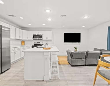 565 Lilac Court - Photo Thumbnail 3