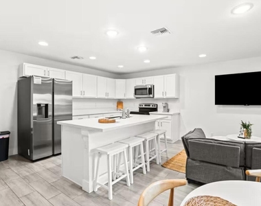 565 Lilac Court - Photo Thumbnail 1
