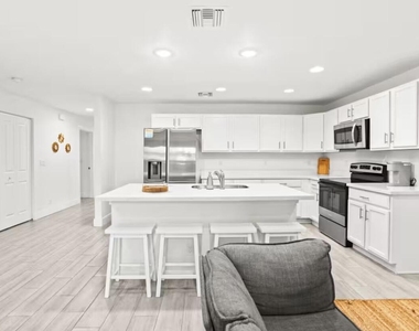 565 Lilac Court - Photo Thumbnail 2
