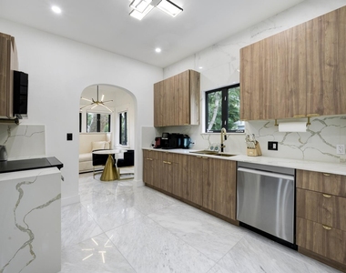 1629 S Lakeside Drive - Photo Thumbnail 3