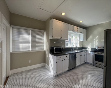 128 N Ivy - Photo Thumbnail 8