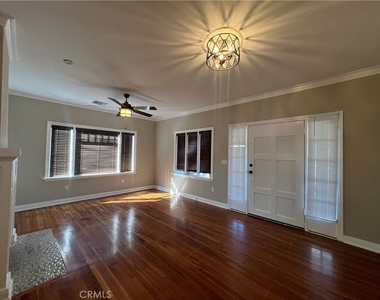 128 N Ivy - Photo Thumbnail 1