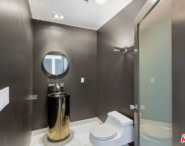 7250 Franklin Avenue - Photo Thumbnail 24