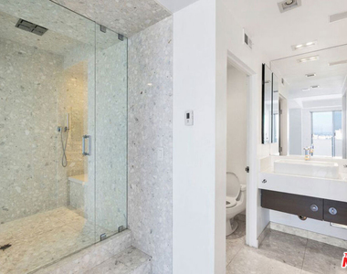 7250 Franklin Avenue - Photo Thumbnail 32