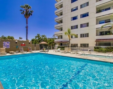 7250 Franklin Avenue - Photo Thumbnail 14