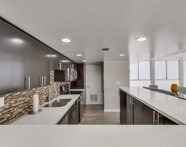 7250 Franklin Avenue - Photo Thumbnail 10