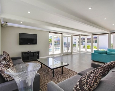 7250 Franklin Avenue - Photo Thumbnail 8