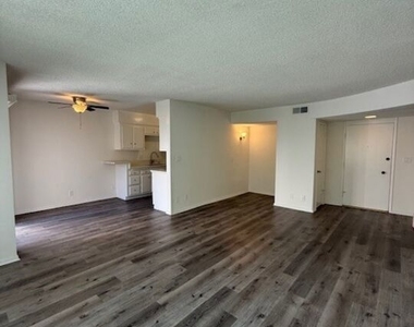 334 S Gramercy Place - Photo Thumbnail 4