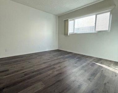334 S Gramercy Place - Photo Thumbnail 4
