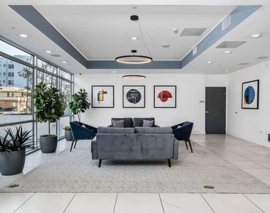 453 S Kenmore Avenue - Photo Thumbnail 1