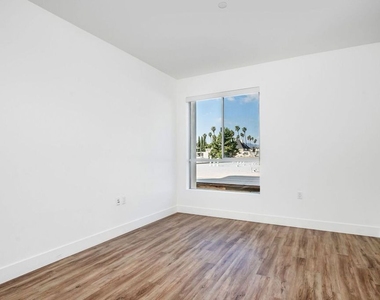 453 S Kenmore Avenue - Photo Thumbnail 19
