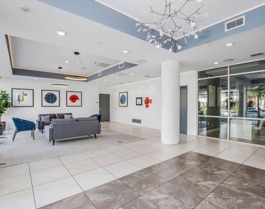 453 S Kenmore Avenue - Photo Thumbnail 4