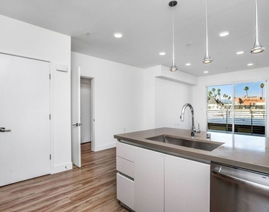 453 S Kenmore Avenue - Photo Thumbnail 26