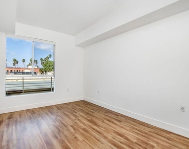 453 S Kenmore Avenue - Photo Thumbnail 21