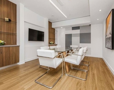 453 S Kenmore Avenue - Photo Thumbnail 13