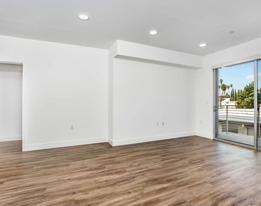 453 S Kenmore Avenue - Photo Thumbnail 10